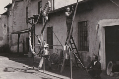 Žárovkárna Tatra, výroba znaku na věž továrny, pravděpodobně konec 40. let 20. století